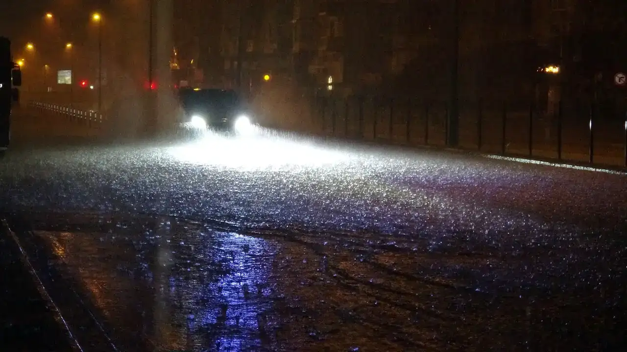 Araçlar Mahsur Kaldı, Vatandaş Duraklara Sığındı 2